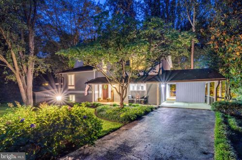 1445 Aldenham Ln, Herndon, VA 20190-3903