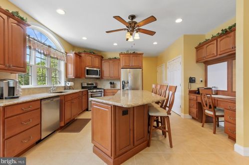 1245 Copper Beech Dr, York, PA 17403-9101