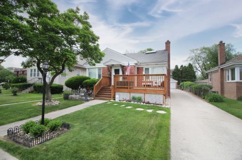 8423 Riverside Ave, Brookfield, IL 60513-1773