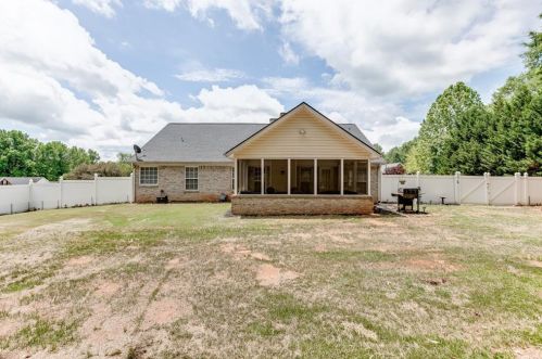 246 Blue Grass Dr, Jefferson GA  30549-8314 exterior