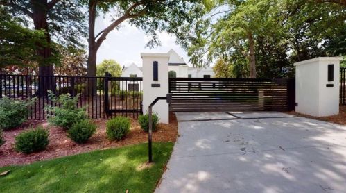 3206 Arden Rd, Atlanta GA  30327-1262 exterior