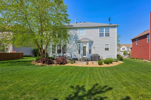 1077 Neuhaven Dr, Antioch, IL 60002-7290