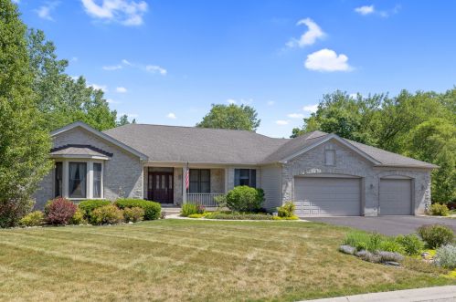 704 Fox Trl, Island Lake, IL 60042-8100