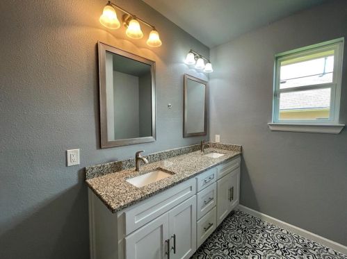 1300 Elmwood Ave, Fort Worth TX  76104-5735 exterior