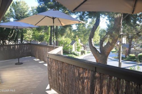 33 Sparrowhawk Ln, Calabasas, CA 91377-1018