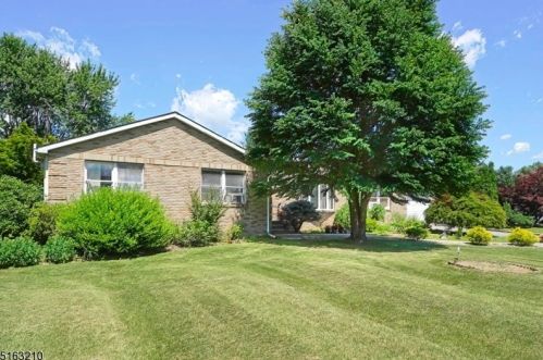 17 Limecrest Rd, Andover, NJ 07821-4530