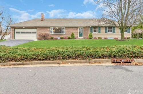 40 New Brook Dr, Piscataway, NJ 08854-4839
