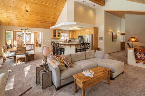 13848 Copenhagen Dr, Truckee CA  96161-6626 exterior