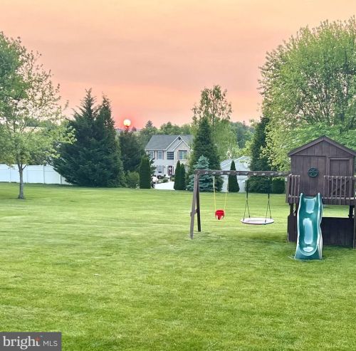1433 Farm Cross Way, York PA  17408-8537 exterior