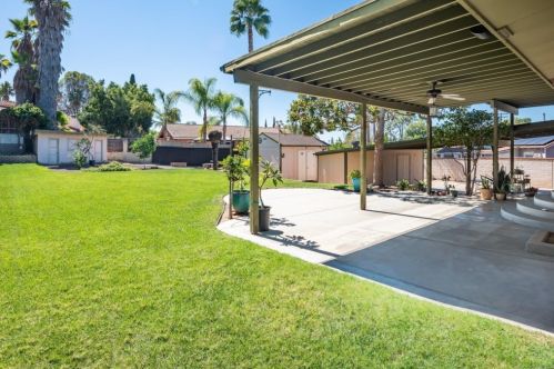 927 Crescent Dr, Vista CA  92084-6303 exterior