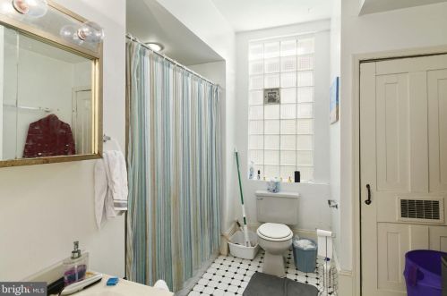 920 4 St, Philadelphia PA 19147-4104 exterior