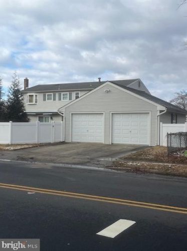 713 Baird Dr, Florence, NJ 08518-2707