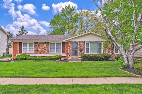 313 Dorchester Ln, Elk Grove Vlg, IL 60007-3807