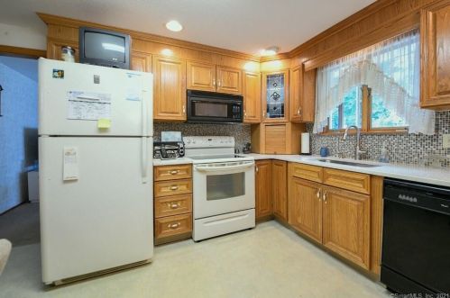 13 Beecher Rd, Waterbury, CT 06716-1426