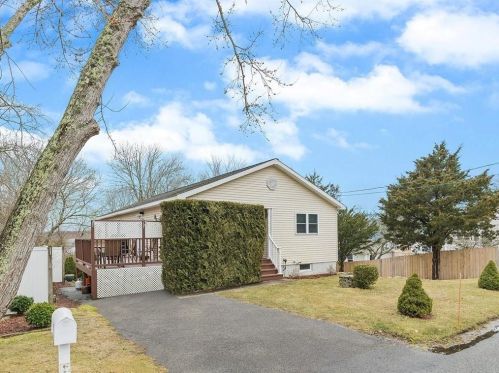 3 Hollis St, Westerly, RI 02891-2715