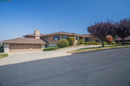 845 Ridge Dr, Concord, CA 94518-1446