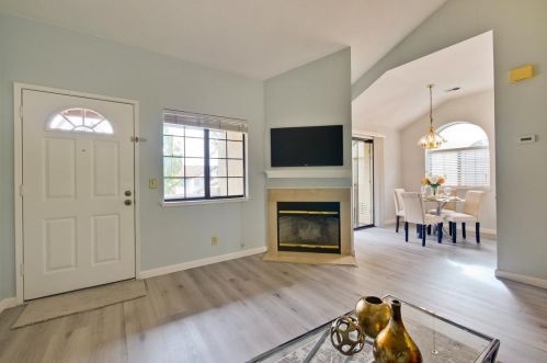 36 Washington Square Dr, Milpitas, CA 95035-3169