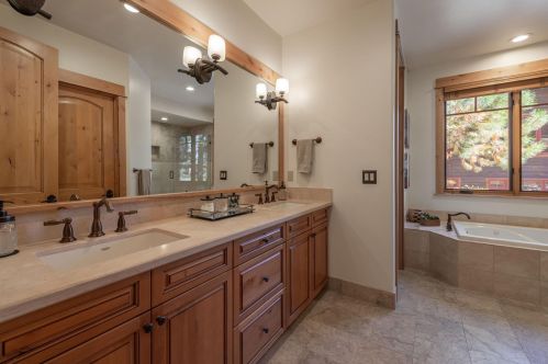 10240 Valmont Trl, Truckee CA  96161-2072 exterior