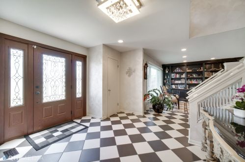 1406 Westchester Rd, Buffalo Grove, IL 60089-6880
