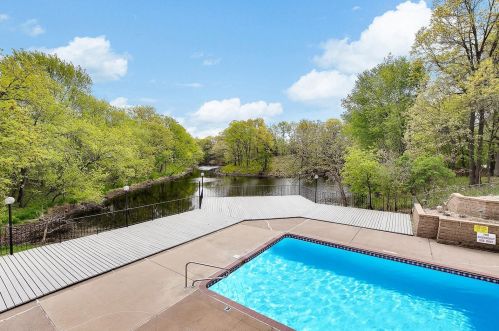 489 Crestview Forest Dr, Saint Paul, MN 55119-6749