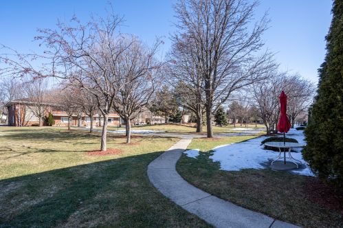 145 Dover Dr, Des Plaines, IL 60018-1262