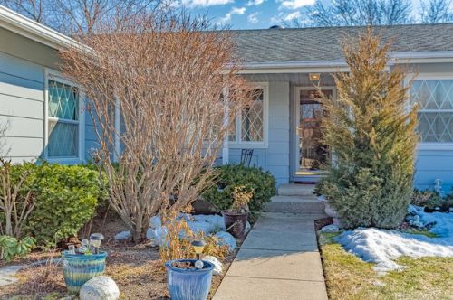 599 Bristol Ln, Elk Grove Vlg, IL 60007-3427