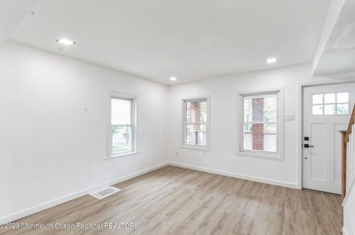 1102 Asbury Ave, Tinton Falls NJ 07712-5727 exterior