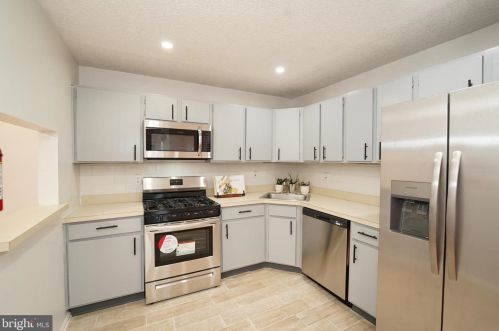 36 Holly Ct, Trenton NJ  08619-4633 exterior