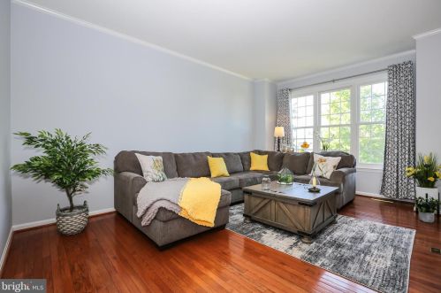 8939 Dennis Ct, Bristow, VA 20136-1031