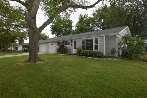 409 Camelot Dr, Beverly Manor, IL 61571-2331