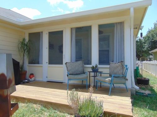 136 Strawn, Uhland TX  78640-4326 exterior