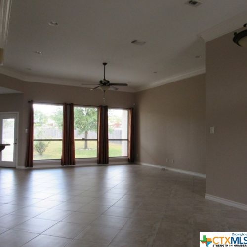 656 Oakcreek Pkwy, Seguin TX  78155-5172 exterior