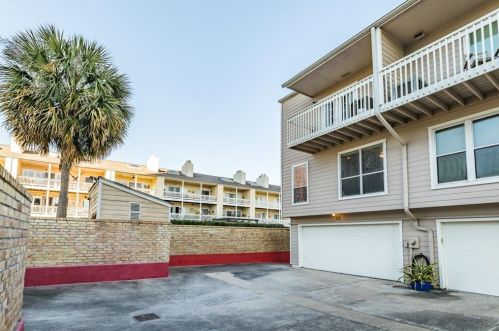 22 Mariner Village Dr, Taylor Lake Village TX 77586-5448 exterior