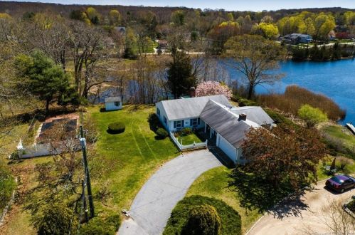 14 Riverhead Ln, East Lyme, CT 06333-1726
