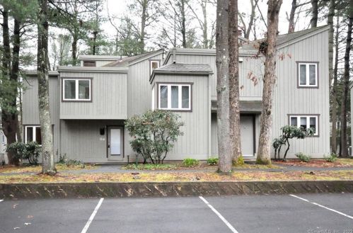 6 Lyle Ct, Farmington, CT 06032-3586