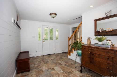 3 Klim Ln, Norwalk, CT 06850-1007