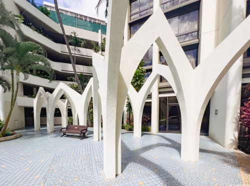 300 Wai Nani Way, Honolulu HI 96815-3961 exterior