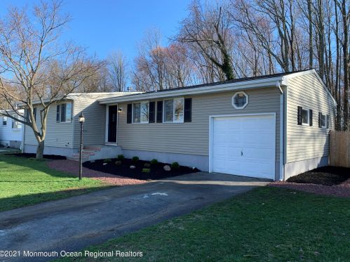 19 Stanford Dr, Hazlet, NJ 07730-2313