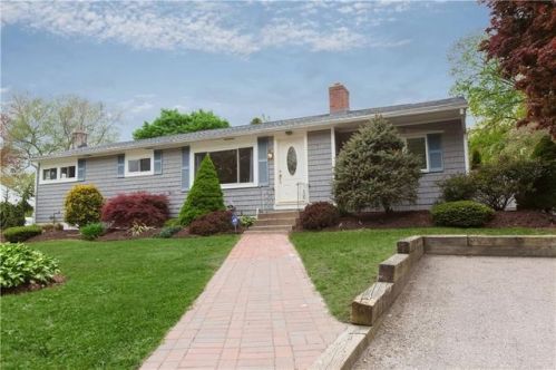 111 Torrington Dr, Warwick, RI 02889-3239