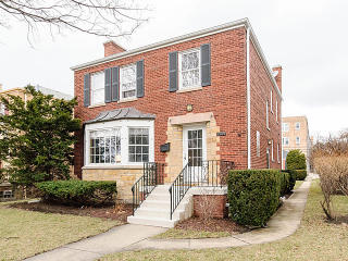2324 Pratt Blvd, Chicago, IL 60645-4707