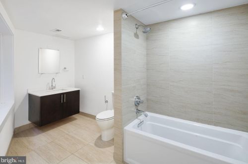 920 Front St, Philadelphia PA 19123-4304 exterior