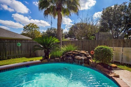2018 Village Court Ln, Richmond TX  77471-6158 exterior
