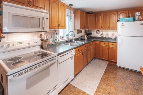 58 Harvey Rd, Londonderry, NH 03053-7413