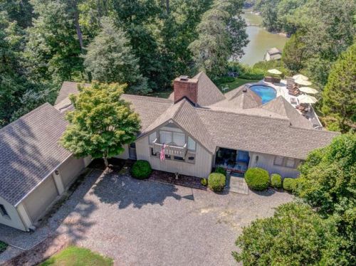 34 Golf Course Dr, Weems, VA 22576-2810