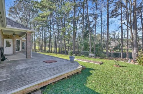 16 Westchester Dr, Conroe TX  77304-1144 exterior