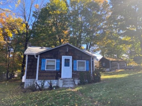 33 Cedar Ave, Mount Olive, NJ 07828-2801