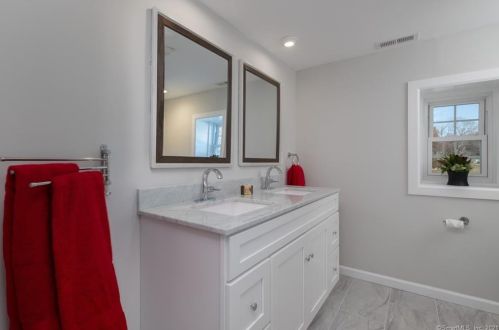 41 New Marker Rd, Wapping CT  06074-1863 exterior