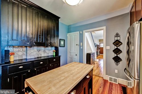 225 Gravers Ln, Philadelphia PA 19118-2802 exterior