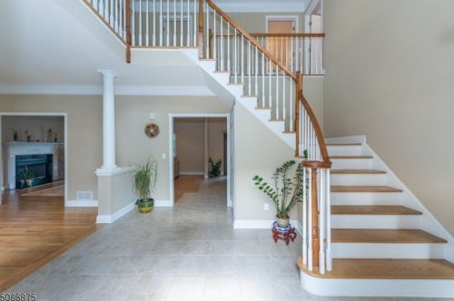 8 Overlook Rd, Dover, NJ 07869-2946