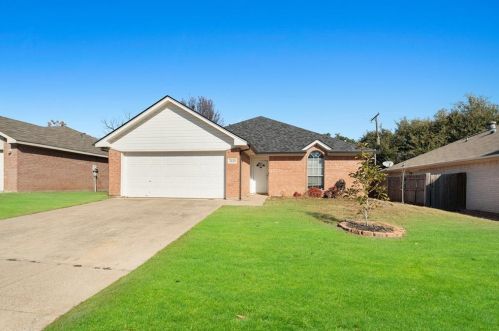 7449 Arbor Park Dr, Fort Worth, TX 76120-2478